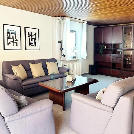 Mit Garten Und Idyllischer Ruhe