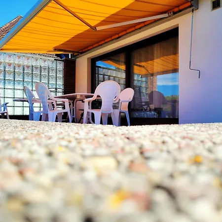 Mit Garten Und Idyllischer Ruhe