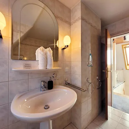 Mit Garten Und Idyllischer Ruhe