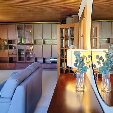 Mit Garten Und Idyllischer Ruhe